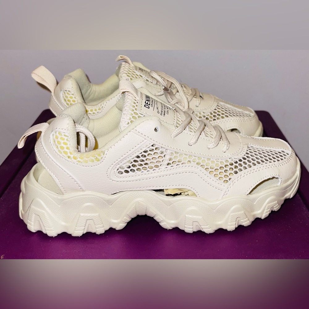 Kids sneaker / Brand New in box!
